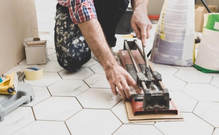 Les qualités d'un bon carreleur, guide pour reconnaître un artisan fiable